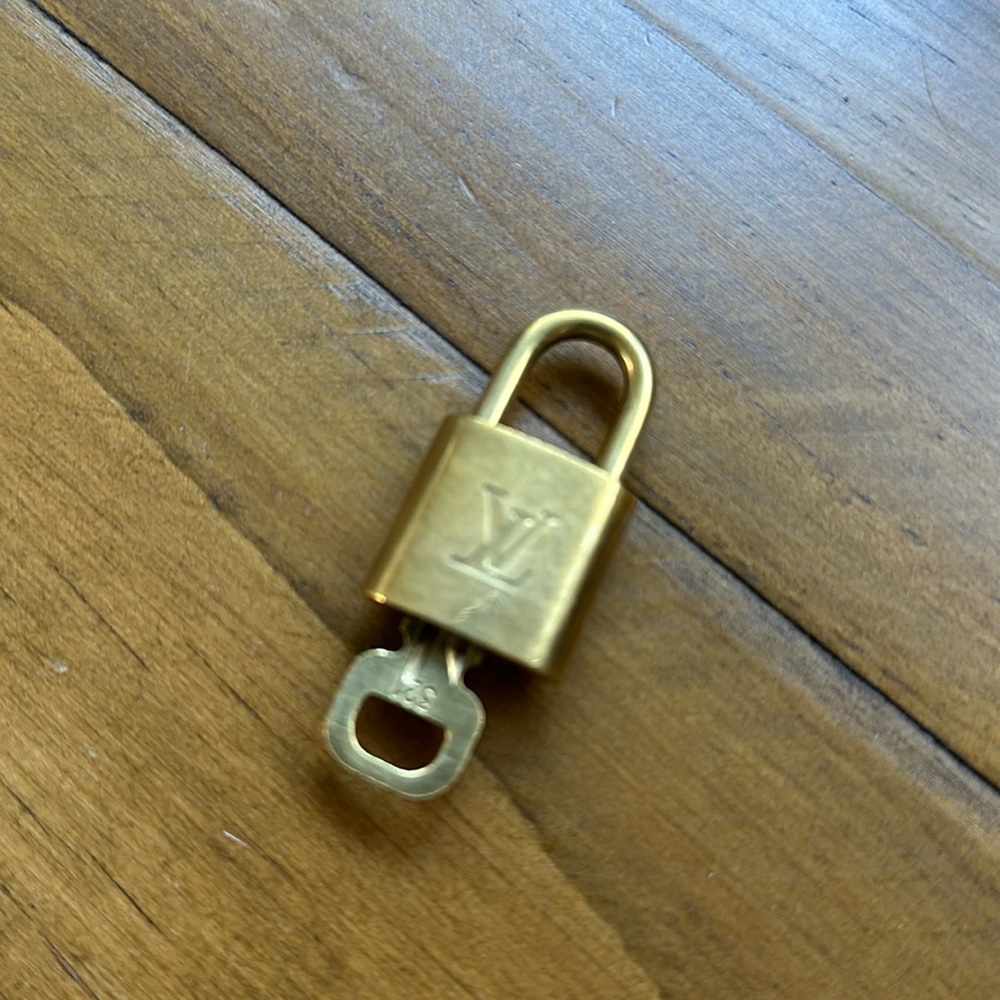 Louis Vuitton Lock #321